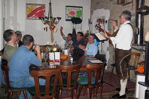 Gesang und Gitarre im Weingut Kelterhof in Grovillars